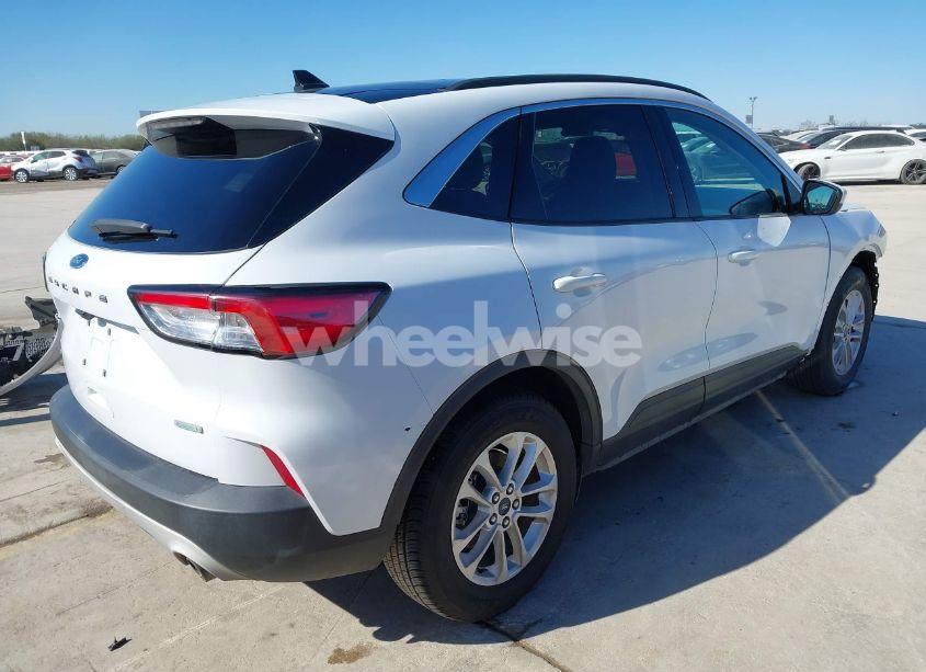 Photo 4 of 2020 Ford Escape SE (VIN 1FMCU0G66LUA31581)
