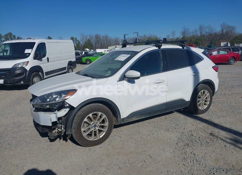 Photo 2 of 2020 Ford Escape SE (VIN 1FMCU0G66LUC61122)