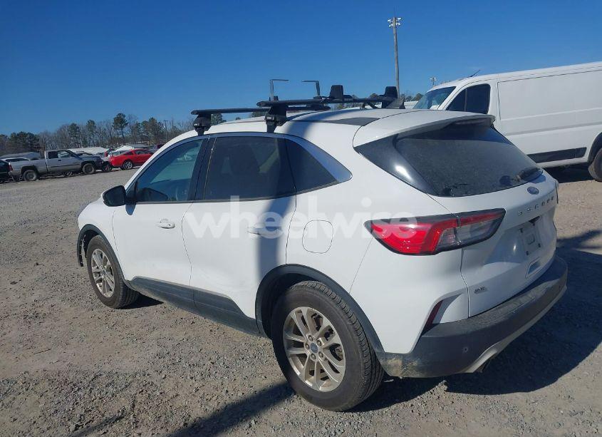 Photo 3 of 2020 Ford Escape SE (VIN 1FMCU0G66LUC61122)