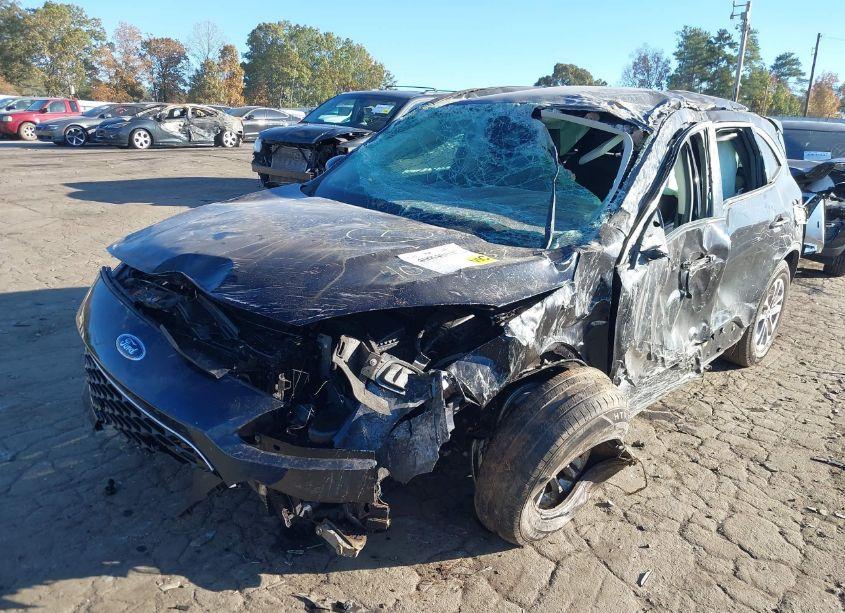 Photo 2 of 2021 Ford Escape SE (VIN 1FMCU0G66MUA32117)