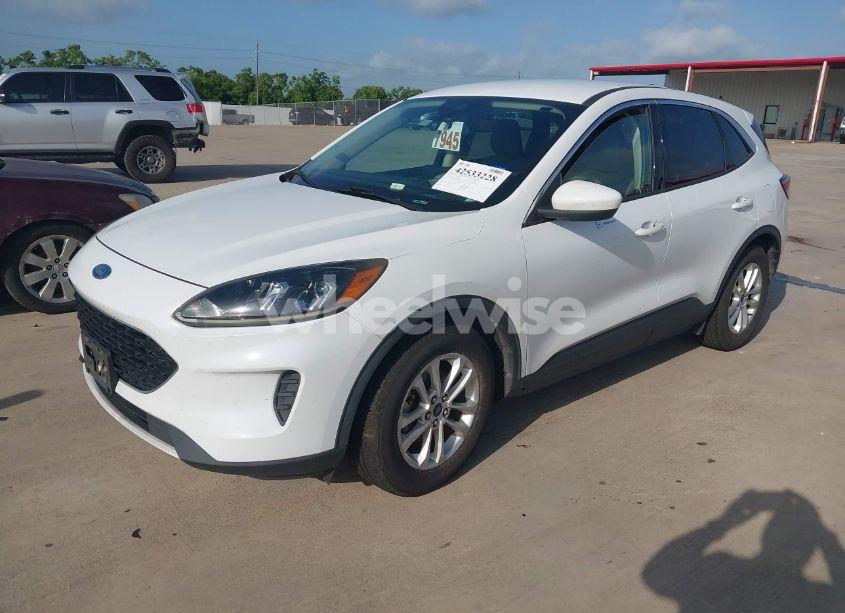 Photo 2 of 2020 Ford Escape SE (VIN 1FMCU0G67LUA10190)