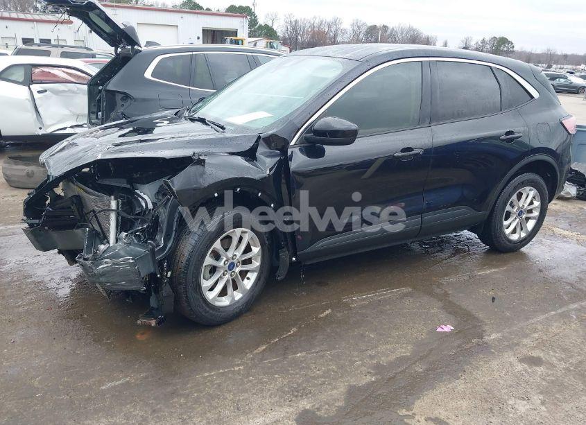 Photo 2 of 2020 Ford Escape SE (VIN 1FMCU0G67LUA38023)