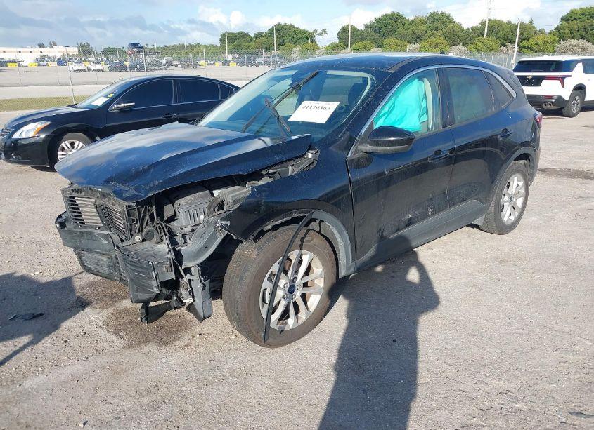 Photo 2 of 2020 Ford Escape SE (VIN 1FMCU0G67LUA69868)