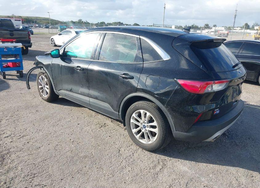 Photo 3 of 2020 Ford Escape SE (VIN 1FMCU0G67LUA69868)