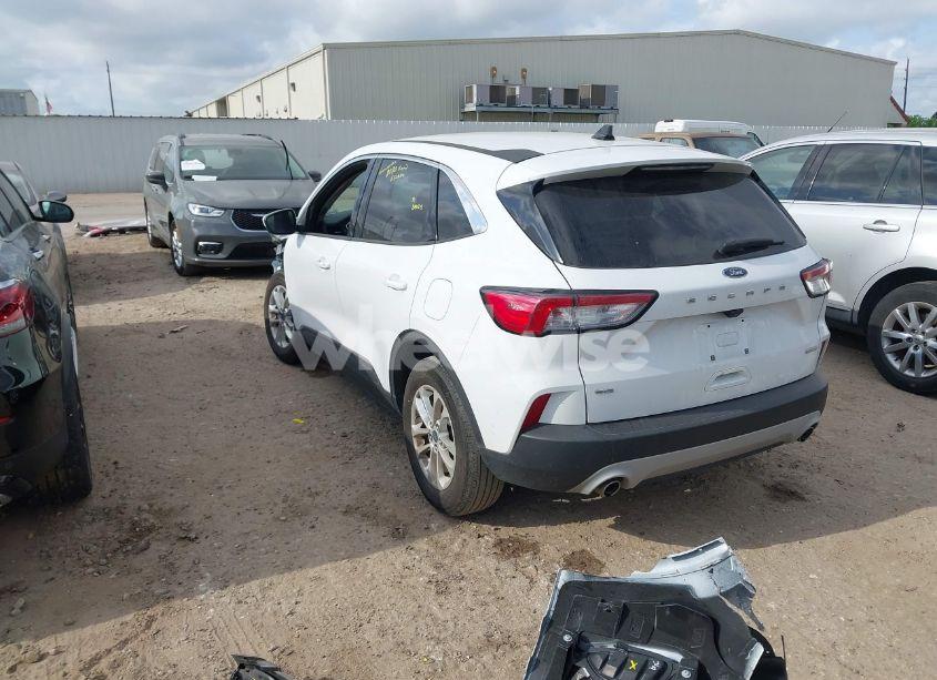 Photo 3 of 2020 Ford Escape SE (VIN 1FMCU0G67LUB02058)