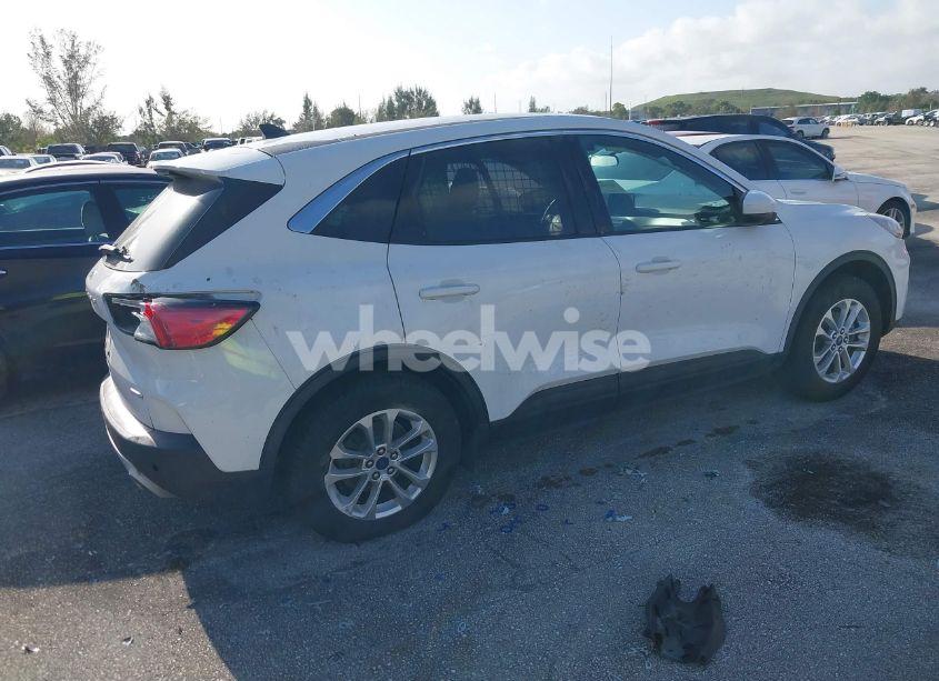 Photo 4 of 2020 Ford Escape SE (VIN 1FMCU0G67LUB73986)