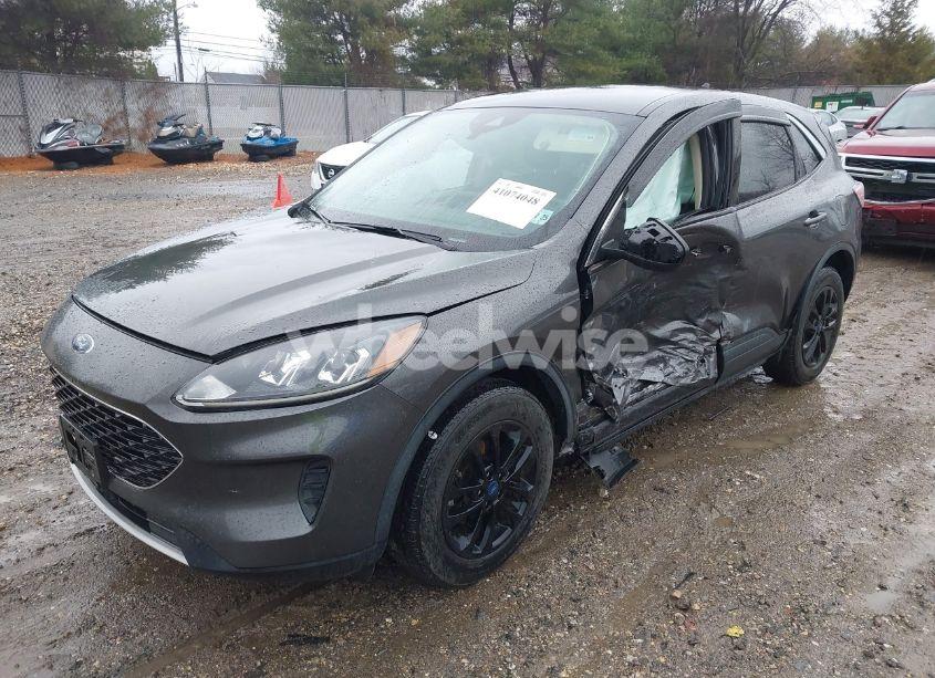 Photo 2 of 2020 Ford Escape SE (VIN 1FMCU0G67LUB91758)