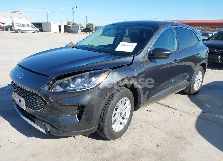 Photo 2 of 2020 Ford Escape SE (VIN 1FMCU0G67LUC55443)