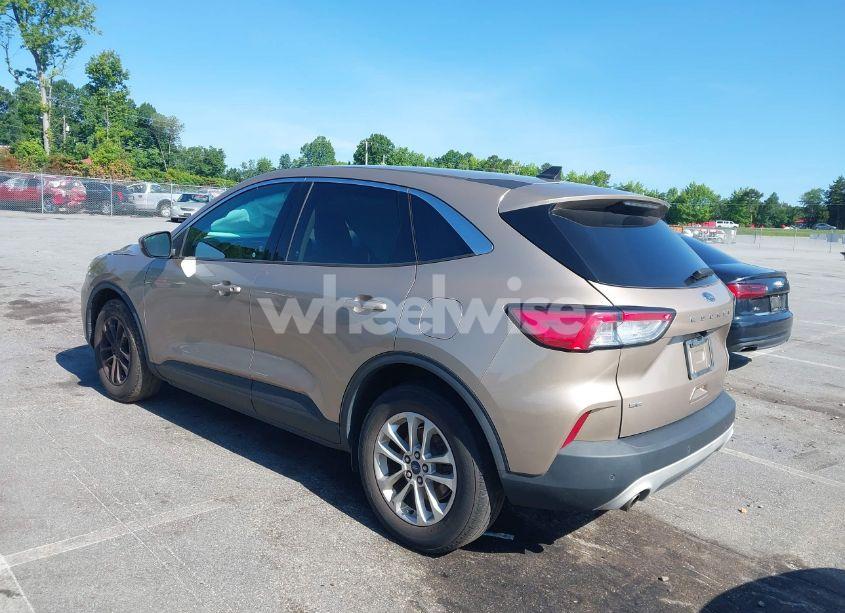 Photo 3 of 2021 Ford Escape SE (VIN 1FMCU0G67MUA00194)