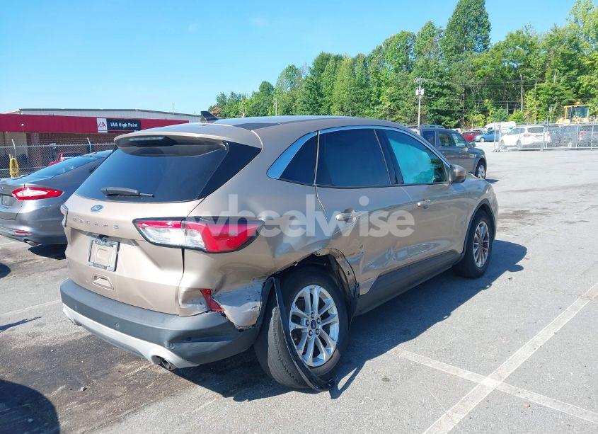 Photo 4 of 2021 Ford Escape SE (VIN 1FMCU0G67MUA00194)