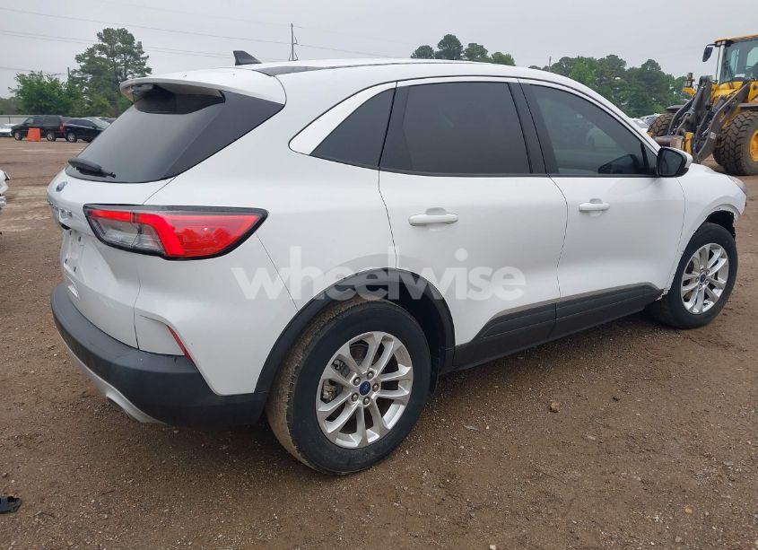 Photo 4 of 2021 Ford Escape SE (VIN 1FMCU0G67MUA28772)