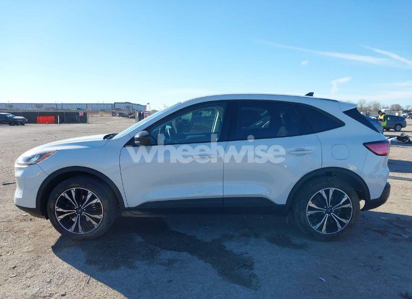 Photo 14 of 2022 Ford Escape SE (VIN 1FMCU0G67NUB18232)