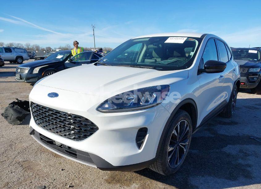 Photo 2 of 2022 Ford Escape SE (VIN 1FMCU0G67NUB18232)