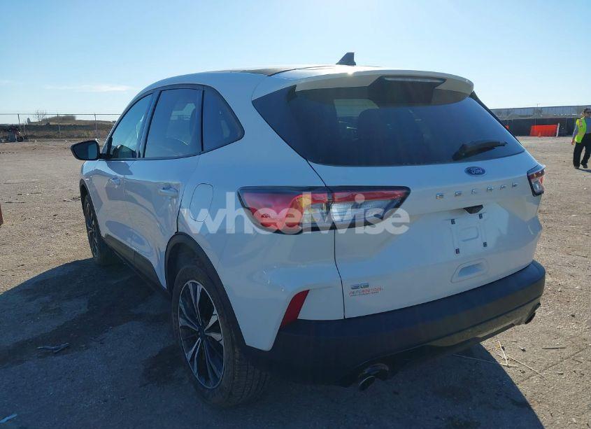 Photo 3 of 2022 Ford Escape SE (VIN 1FMCU0G67NUB18232)