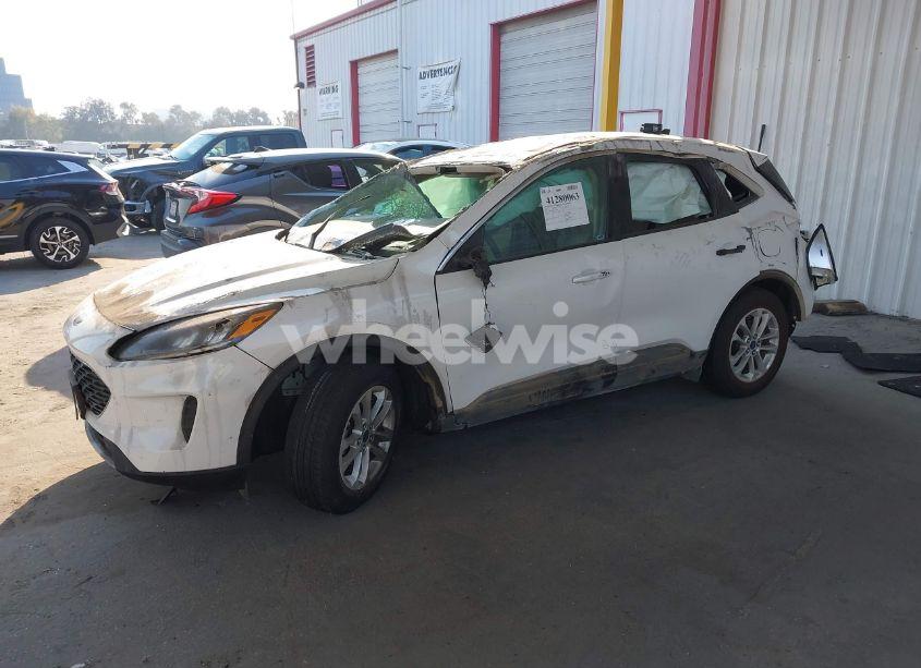Photo 2 of 2020 Ford Escape SE (VIN 1FMCU0G68LUA57308)