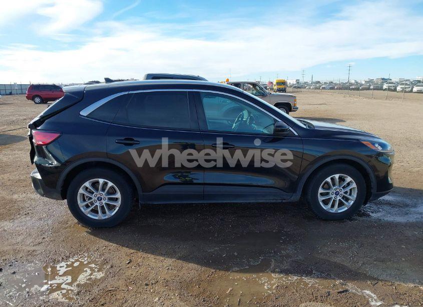 Photo 13 of 2020 Ford Escape SE (VIN 1FMCU0G68LUB02375)
