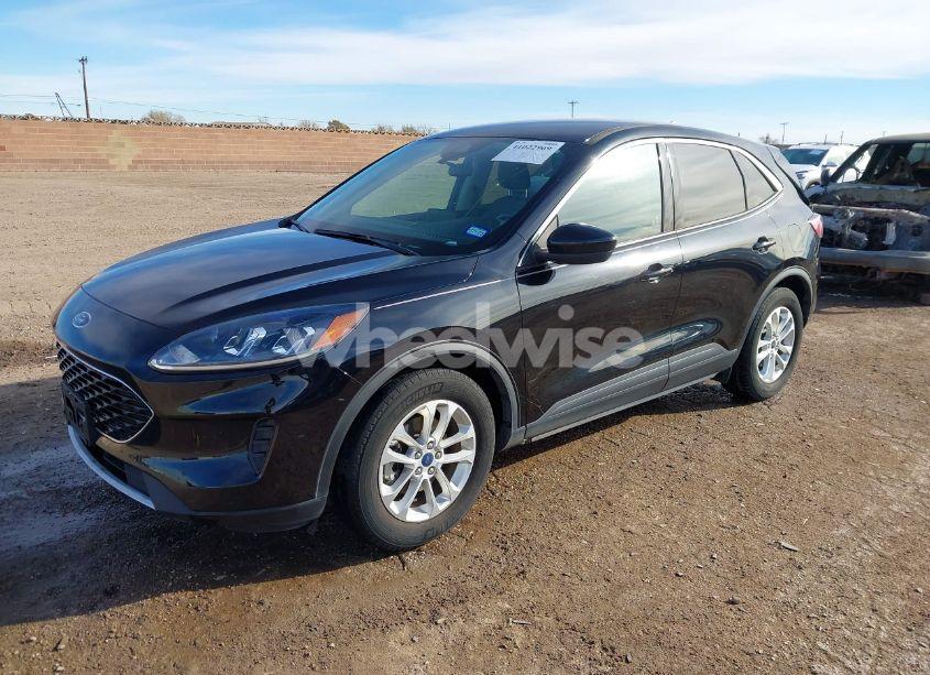 Photo 2 of 2020 Ford Escape SE (VIN 1FMCU0G68LUB02375)