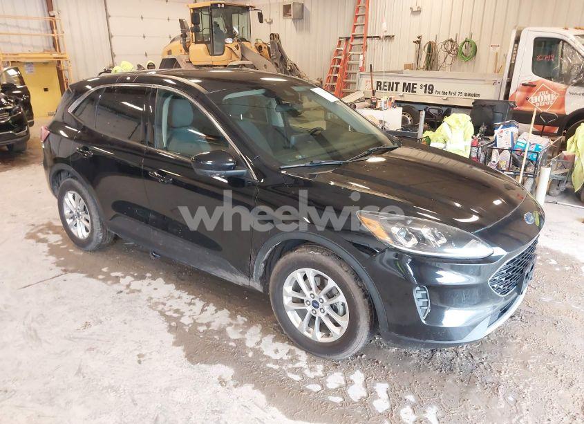 2020 Ford Escape SE (VIN 1FMCU0G68LUB19256) main photo