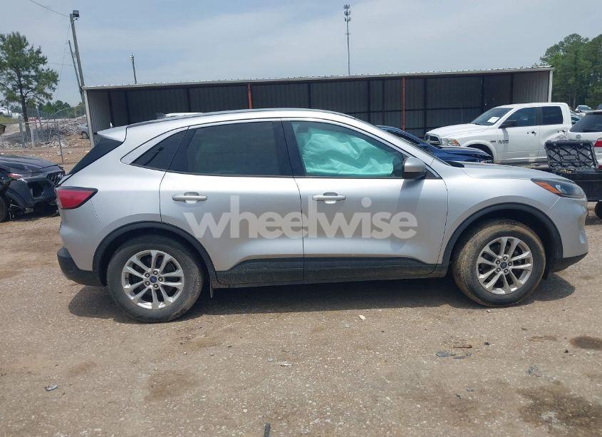 Photo 13 of 2020 Ford Escape SE (VIN 1FMCU0G68LUB22240)