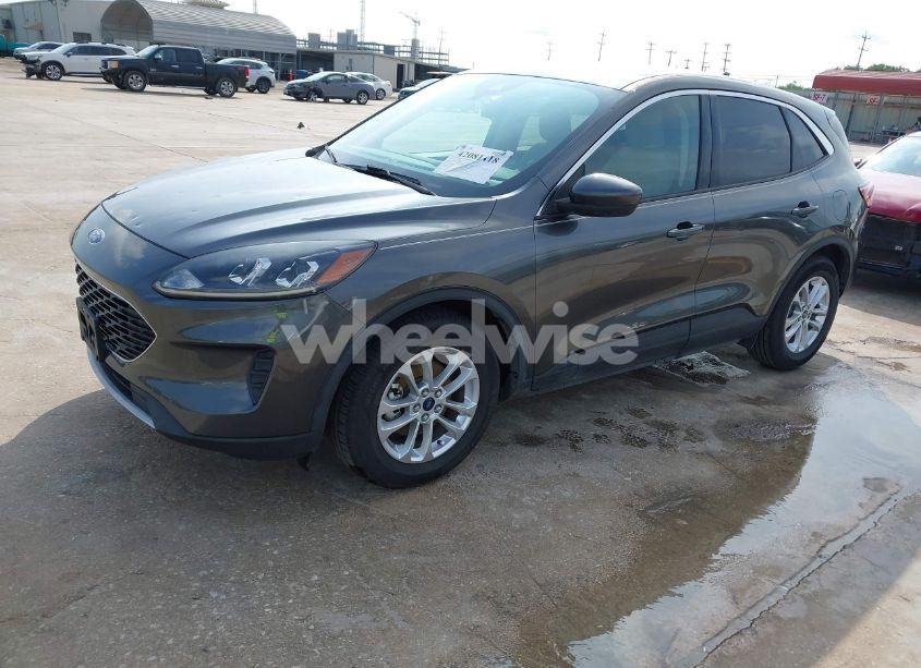 Photo 2 of 2020 Ford Escape SE (VIN 1FMCU0G68LUB66318)