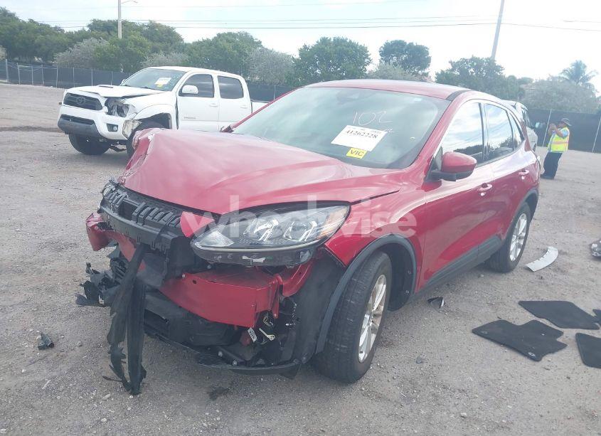 Photo 2 of 2020 Ford Escape SE (VIN 1FMCU0G68LUC06252)