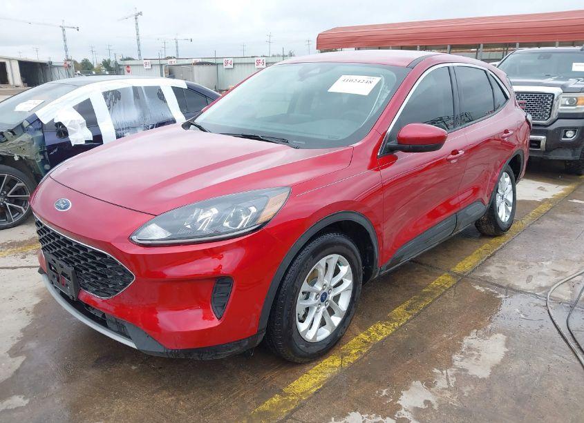 Photo 2 of 2020 Ford Escape SE (VIN 1FMCU0G68LUC70856)
