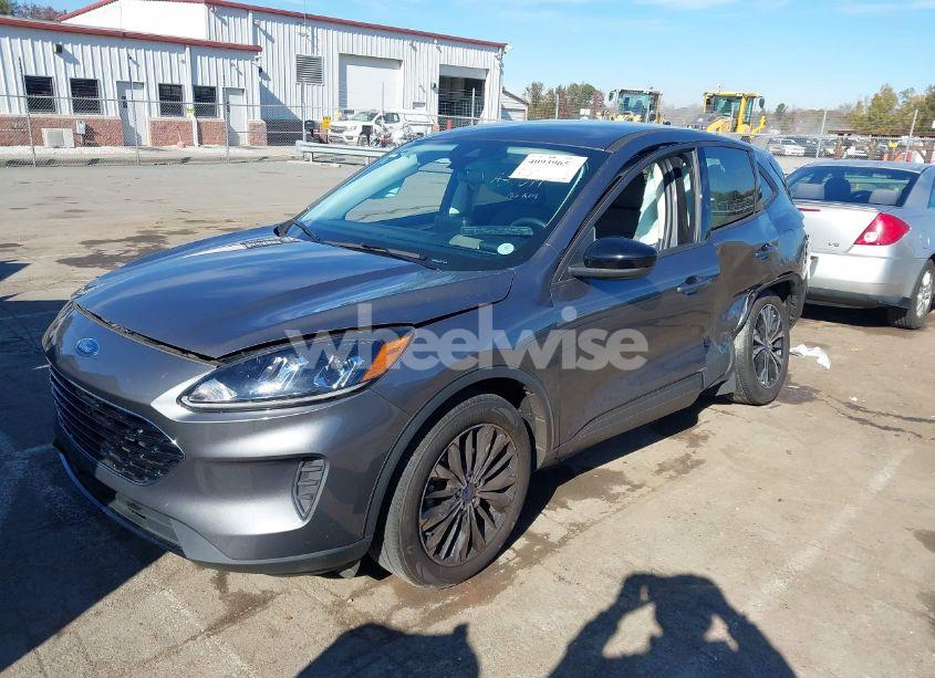 Photo 2 of 2021 Ford Escape SE (VIN 1FMCU0G68MUA37044)