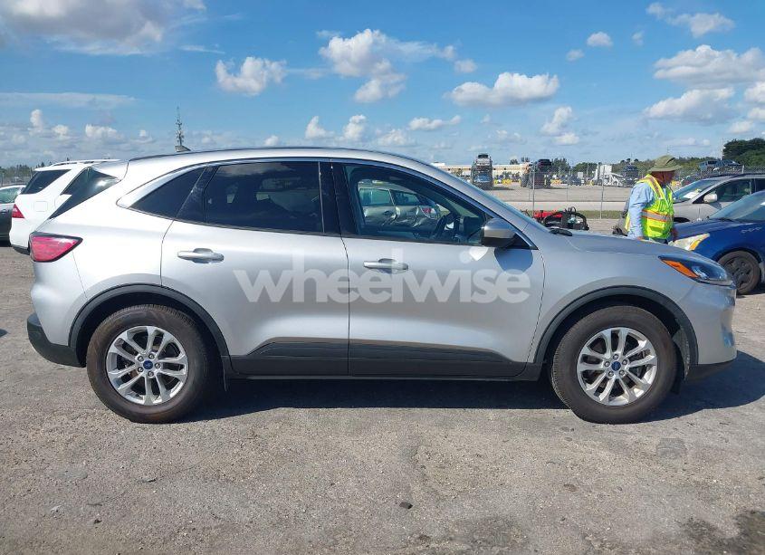 Photo 13 of 2020 Ford Escape SE (VIN 1FMCU0G69LUB18701)