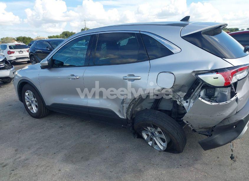 Photo 6 of 2020 Ford Escape SE (VIN 1FMCU0G69LUB18701)