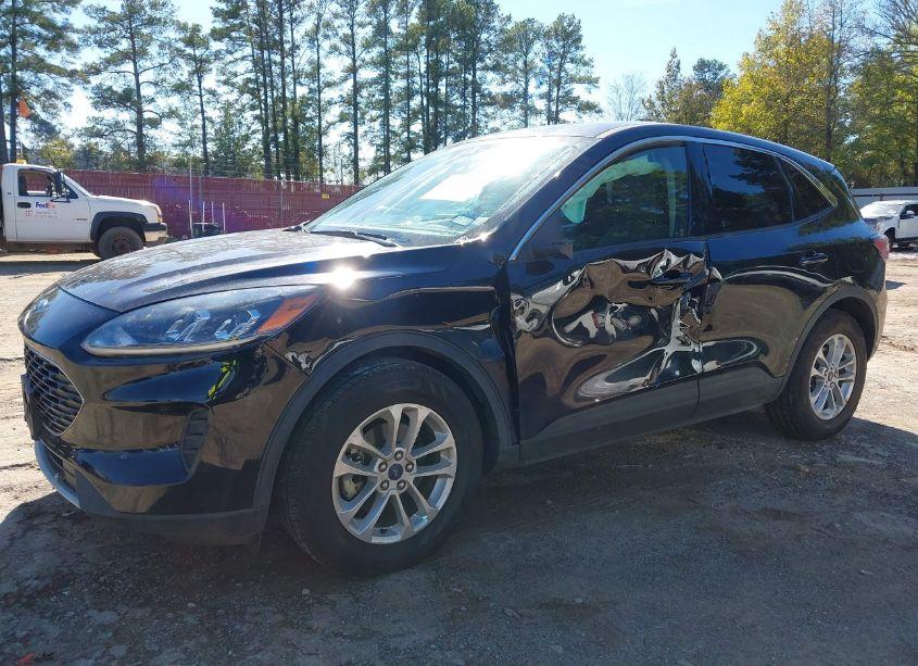 Photo 2 of 2020 Ford Escape SE (VIN 1FMCU0G69LUB41279)