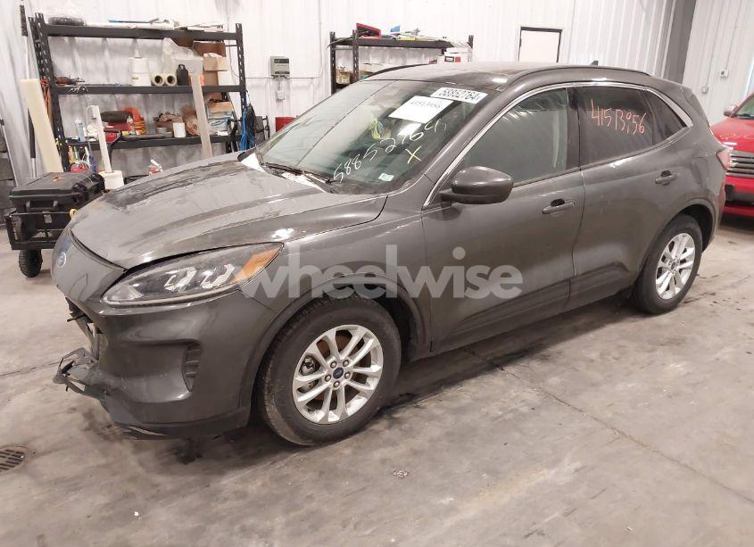 Photo 2 of 2020 Ford Escape SE (VIN 1FMCU0G69LUB67574)