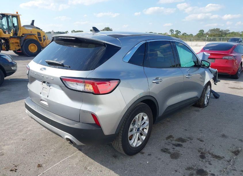 Photo 4 of 2021 Ford Escape SE (VIN 1FMCU0G69MUA59814)