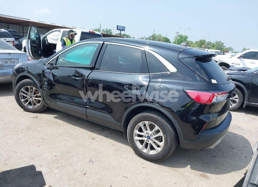 Photo 3 of 2022 Ford Escape SE (VIN 1FMCU0G69NUA91843)