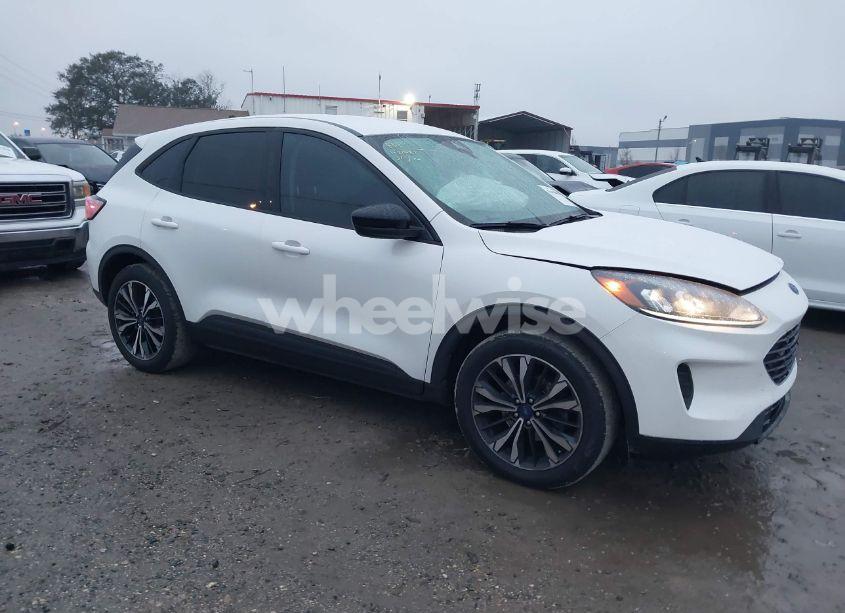 2022 Ford Escape SE (VIN 1FMCU0G69NUB38739) main photo