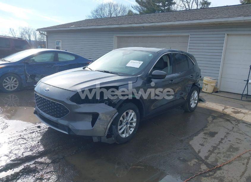 Photo 2 of 2020 Ford Escape SE (VIN 1FMCU0G6XLUA97633)