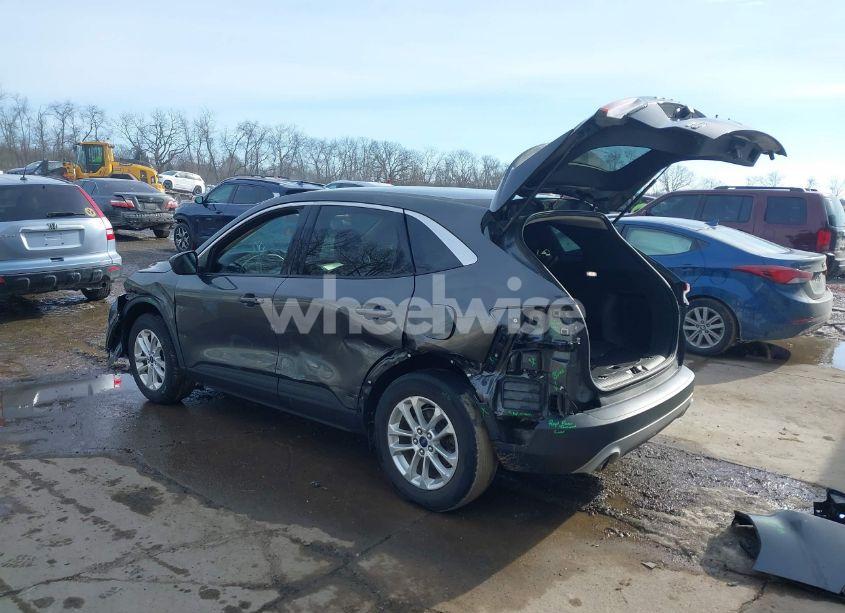 Photo 3 of 2020 Ford Escape SE (VIN 1FMCU0G6XLUA97633)