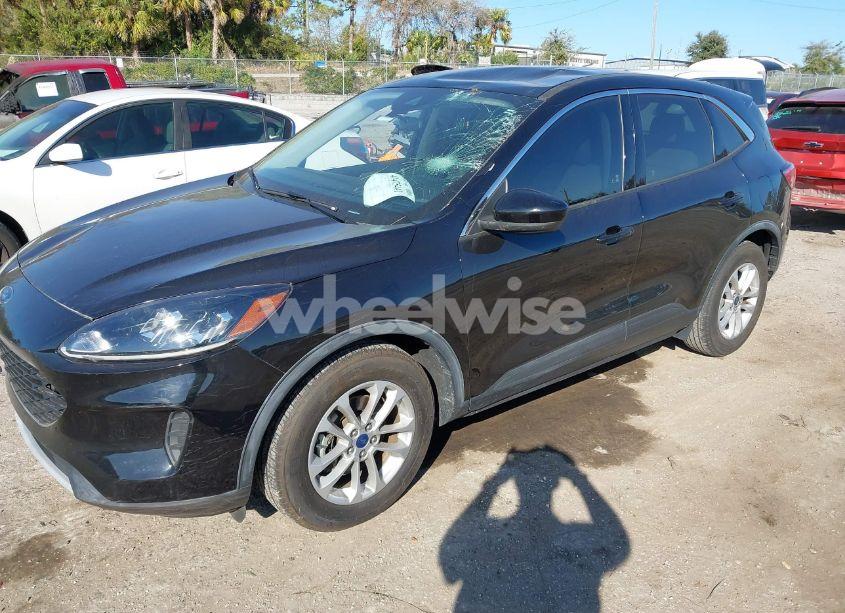 Photo 2 of 2020 Ford Escape SE (VIN 1FMCU0G6XLUC76755)