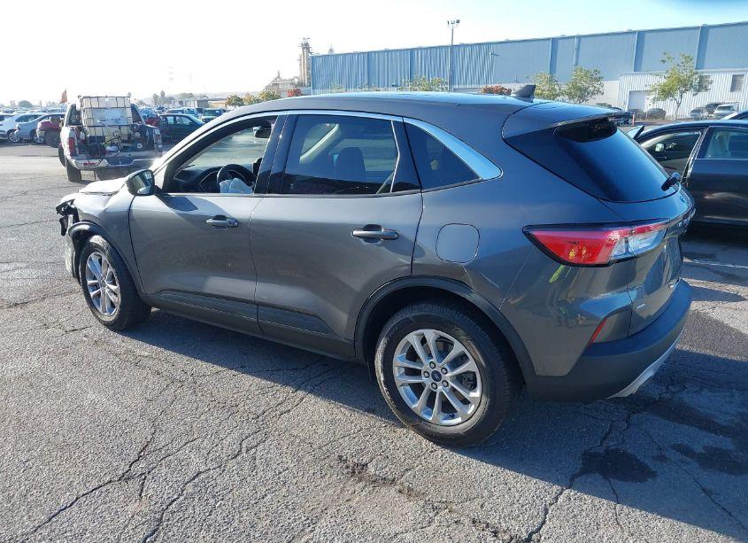 Photo 3 of 2021 Ford Escape SE (VIN 1FMCU0G6XMUA33979)