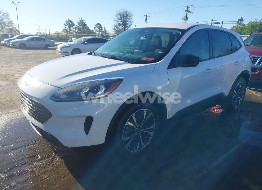 Photo 2 of 2021 Ford Escape SE (VIN 1FMCU0G6XMUB14027)