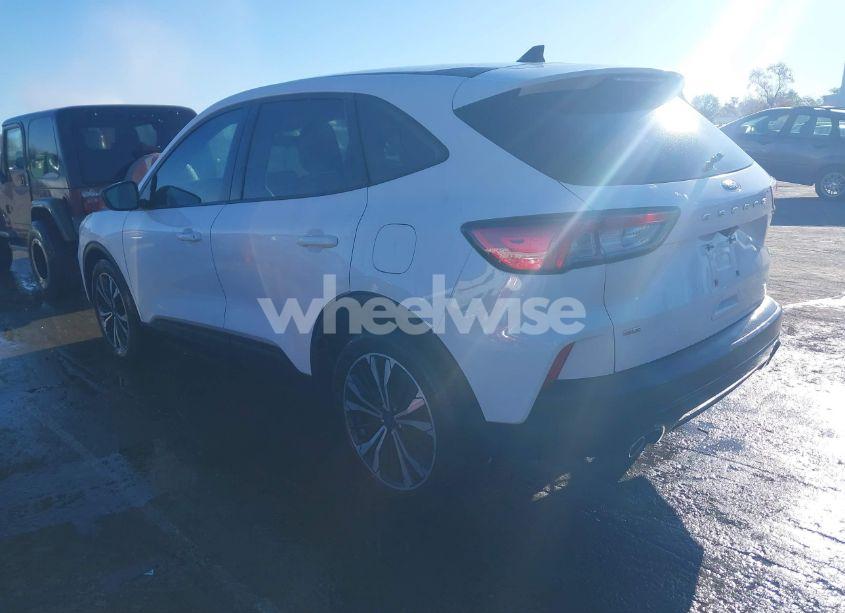 Photo 3 of 2021 Ford Escape SE (VIN 1FMCU0G6XMUB14027)