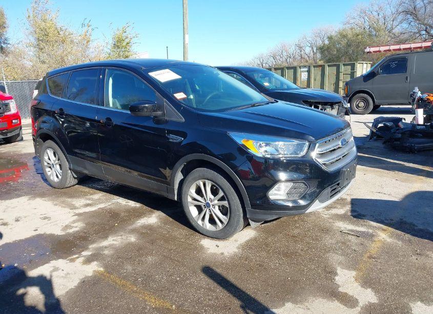 2017 Ford Escape SE (VIN 1FMCU0G90HUE15826) main photo
