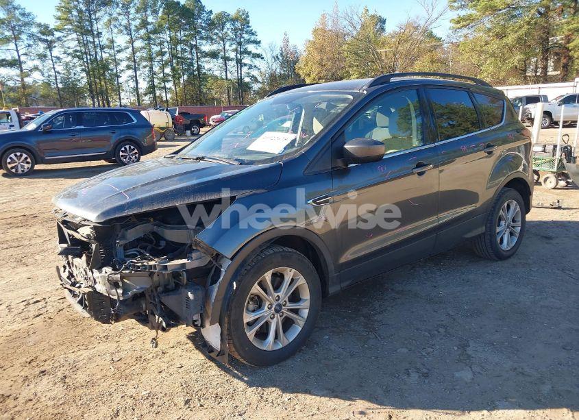 Photo 2 of 2018 Ford Escape SE (VIN 1FMCU0G90JUB49083)