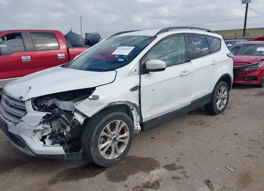 Photo 2 of 2018 Ford Escape SE (VIN 1FMCU0G90JUB49746)