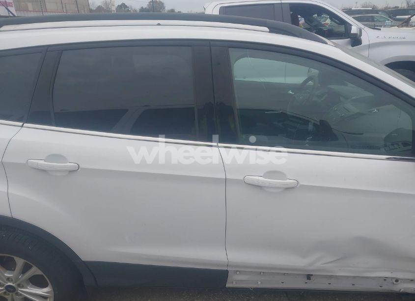 Photo 13 of 2018 Ford Escape SE (VIN 1FMCU0G90JUC41570)