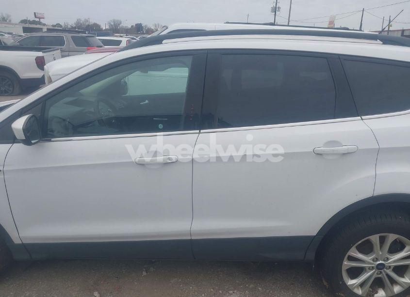 Photo 14 of 2018 Ford Escape SE (VIN 1FMCU0G90JUC41570)
