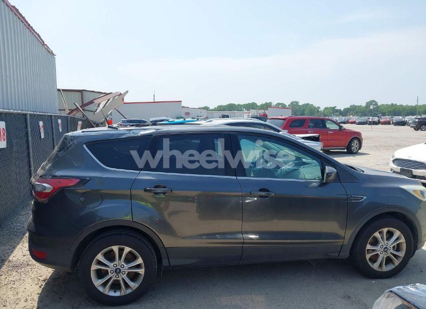 Photo 13 of 2017 Ford Escape SE (VIN 1FMCU0G91HUB31069)