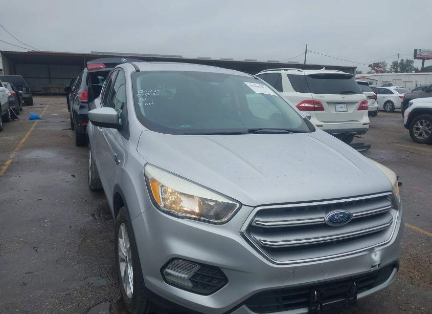 2017 Ford Escape SE (VIN 1FMCU0G91HUC97320) main photo