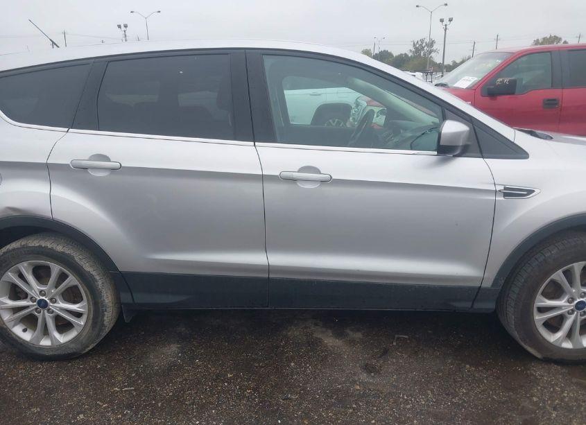 Photo 13 of 2017 Ford Escape SE (VIN 1FMCU0G91HUC97320)