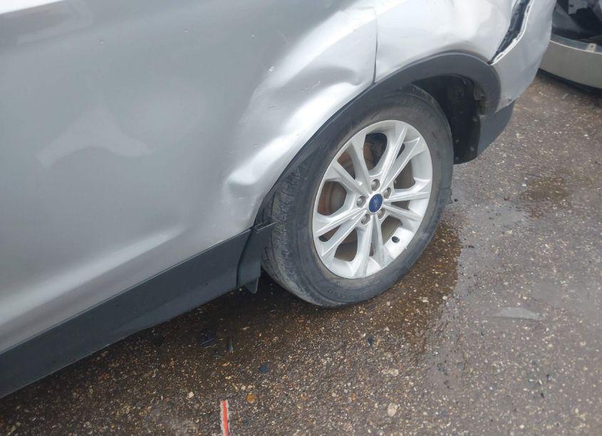 Photo 6 of 2017 Ford Escape SE (VIN 1FMCU0G91HUC97320)