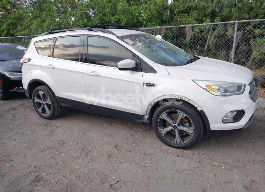2017 Ford Escape SE (VIN 1FMCU0G91HUE64758) main photo